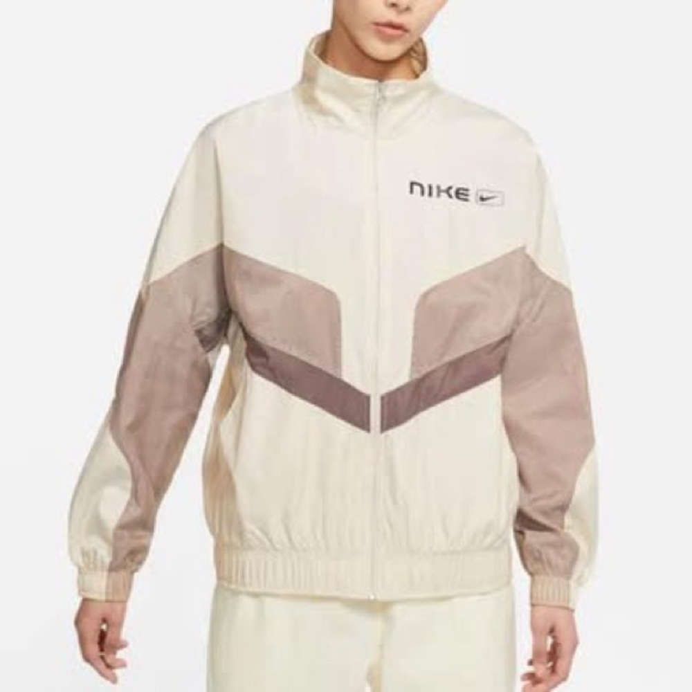NWOT Nike Full Zip raincoat/running jacket size L
